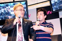 いつもより“かっこいい”服装で登場した伊達みきお（写真左・ツッコミ）。彼は筋金入りの吉川マニアで「一番好きな曲は『INNOCENT SKY』です」とのこと。