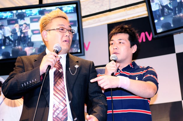 いつもより“かっこいい”服装で登場した伊達みきお（写真左・ツッコミ）。彼は筋金入りの吉川マニアで「一番好きな曲は『INNOCENT SKY』です」とのこと。