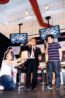 プレゼント抽選の大役を任され、たじろぎながらも「恨まないでくださいよ～」とクジを読み上げるサンドウィッチマン。