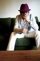 ソロプロジェクトFROGのみならず新井仁らとともにバンドSCOTT GOES FORとしての活動もスタートさせた沖井礼二。SCOTT GOES FORは2月6日に新代田FEVERにて初ライブを行う。