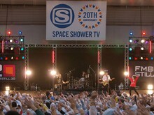 写真は2日目、5月17日の怒髪天のステージ。悪天候もなんのその、男気あふれるパフォーマンスで圧倒的な盛り上がりを見せつけた。