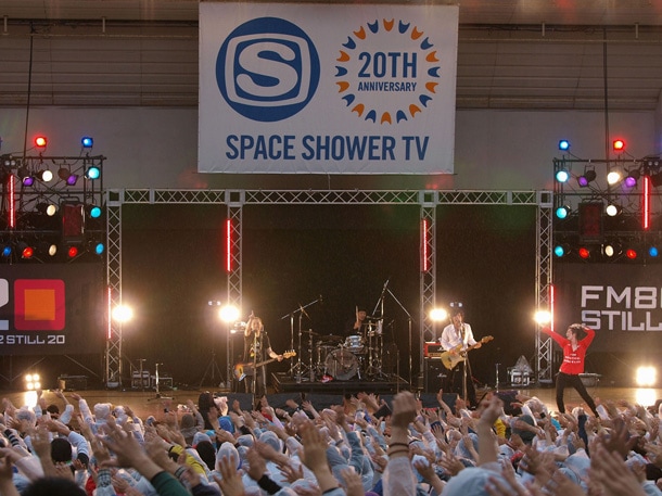 写真は2日目、5月17日の怒髪天のステージ。悪天候もなんのその、男気あふれるパフォーマンスで圧倒的な盛り上がりを見せつけた。