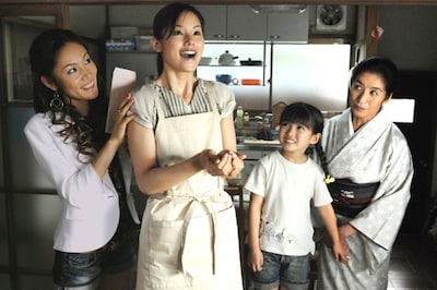 主人公・小巻（小西真奈美/写真左から2番目）はダメ亭主を捨て、一念発起“安くて美味しい最高のお弁当屋を開く”という目標に向かって奮闘する。