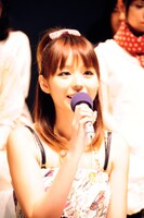 平野綾は「当日は平野綾としてのパフォーマンスを皆さんに観ていただくと同時に、このお祭り自体を盛り上げられるように全力を尽くします」と笑顔でコメント。