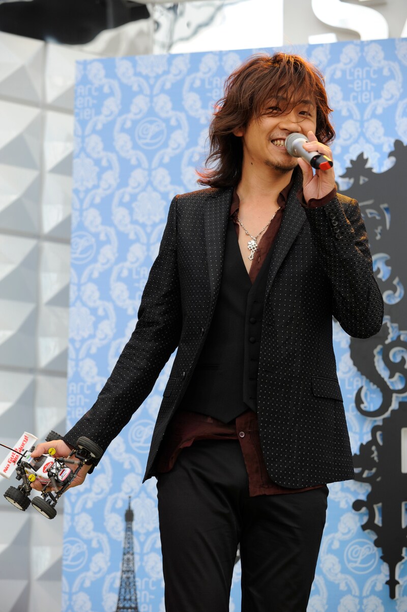 「L'Arc-en-Ciel Museum」では、ここでしか観ることのできない秘蔵映像やメンバーの衣装、楽器、歴代ツアーの秘蔵アイテムなどを楽しむことができるほか、オリジナルドリンクやスイーツが揃ったL'Arcafe-Shopコーナーも設置されている（写真は右クリック禁止です）。