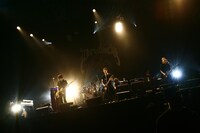 写真は昨日5月24日、幕張メッセで行われた「DEVILOCK NIGHT'09」でのライブの模様。細美武士、masasucks、ウエノコウジ、柏倉隆史、伊澤一葉の布陣で行われた。