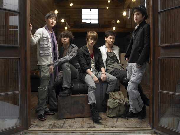 シングル「Stand by U」初回限定盤（CD/CD+DVDともに）には特典としてジャケットサイズカードが封入される。
