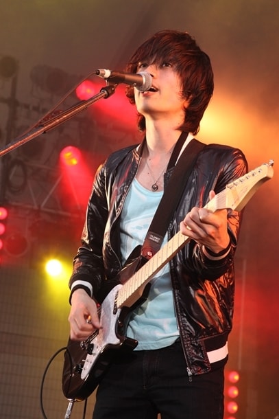 NICO Touches the Wallsの光村龍哉（Vo,G）はタワレコに掲示された巨大ポスターの近くを通りかかった際、女子高生に見比べられ気まずい思いをしたエピソードを語り観客を爆笑させた。