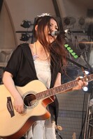 阿部真央は最年少ながら豪快なパフォーマンスで観客を惹きつける。力強い歌声が代々木の空に響いた。