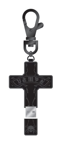 十字架風デザインはVAMPSならでは。USBメモリとしてだけでなく、キーホルダーとしてバッグなどに付けることもできる。