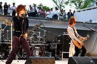 機材の不調による度重なるアクシデントに苛まれつつ堂々のステージを繰り広げた。