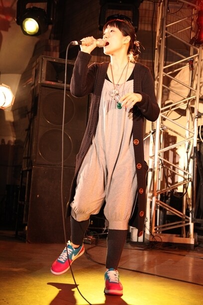 安藤裕子も他の出演者同様「TERMINATOR」を履いて登場。ガーリッシュな洋服にカラフルなバスケットシューズというファッションが一際目を引いた。