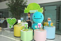 アルバム収録曲「つむぎうた ～ココロのゆりかご Version～」は、世界で累計700万個以上も売れているソーラー玩具「のほほん族」のイメージソングに決定。