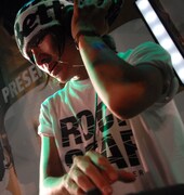 主催の片平実はロックフェス「ROCK IN JAPAN FESTIVAL」「COUNTDOWN JAPAN」のレジデントDJとしても活躍中。