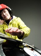 レコードをスピンするDJやついいちろう。実際のDJプレイは主にCDJを使用して行う。