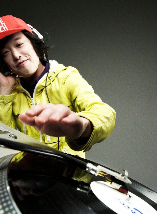 レコードをスピンするDJやついいちろう。実際のDJプレイは主にCDJを使用して行う。