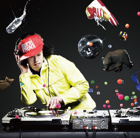 音楽と三国志を愛する男、DJやついいちろう渾身のミックスCDが誕生（写真はアルバム「DJやついいちろう1」ジャケット）。J-POP/ROCKの“踊れる”コンピレーションとしても豪華な内容だ。