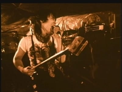 LIZARDのモモヨは「俺が生きているのはだいたい下町だし、そういう所には、心を持っていない機械みたいな人間がいっぱいいる。そういう人たちの多くは悲惨な生活をしてるし、時間に追われている」と語る。(c)Reiko Tsushima & Magnet Co.,Ltd.