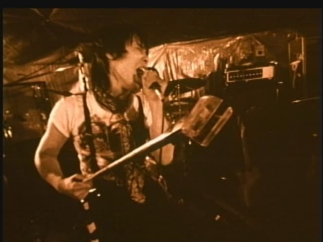 LIZARDのモモヨは「俺が生きているのはだいたい下町だし、そういう所には、心を持っていない機械みたいな人間がいっぱいいる。そういう人たちの多くは悲惨な生活をしてるし、時間に追われている」と語る。(c)Reiko Tsushima & Magnet Co.,Ltd.