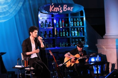 10人のファンを前に思いを込めて熱唱する平井。夏には野外公演を含む全国ツアー「Ken's Bar 2009」を開催する。