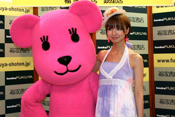 写真集のタイトル「SUPER MARIKO」が、人気ゲーム「スーパーマリオブラザーズ」に似ていることを問われると「マリオさんに『すみません』と言いたいです」と笑った。