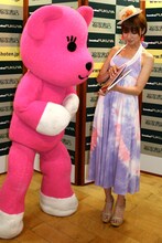 CM撮影以来の再会となったモモの花（写真左）に、発売されたばかりの写真集を見せる篠田麻里子。