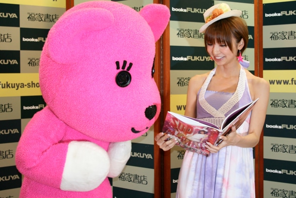 オススメのページを開く篠田麻里子。