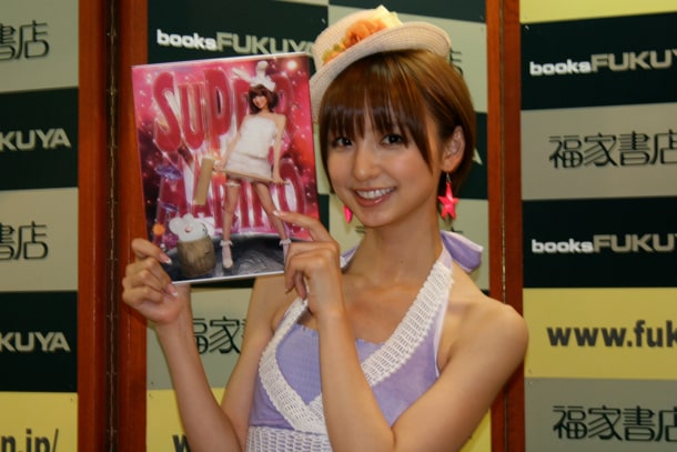 女性ファッション誌「MORE」でもモデルとして活躍している彼女。スマートな体型を維持する秘訣を質問されると、「夜6時以降は食べないようにしています」とコメント。