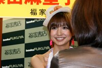 女性ファンと握手を交わす篠田麻里子。