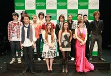 コンベンション参加アーティスト。前列左から馬場俊英、絢香、SWEET BOX、松本蘭。後列左から畠山拓也、オータケハヤト、豊田ヒロユキ、河原真、山森大輔（以上ROCK'A'TRENCH）、u-key、HAL、心之助、@KIHIRO、ISSEI（以上SQUAREHOOD）。