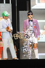 「最優秀ヒップホップビデオ賞」を受賞したTERIYAKI BOYZはNIGOがトロフィーを受け取った（写真提供MTV JAPAN）。