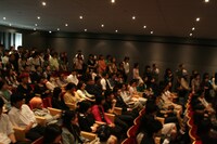 会場を埋め尽くしたTOSHIファンは真剣な表情で歌やトークに聞き入っていた。