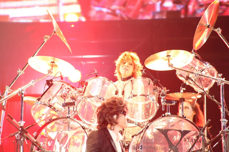 コンサートグッズに並んだファンの列は3kmにおよび、取材陣は総勢120名に。「本当にやる夜」の名にふさわしいド派手なライブを展開した。