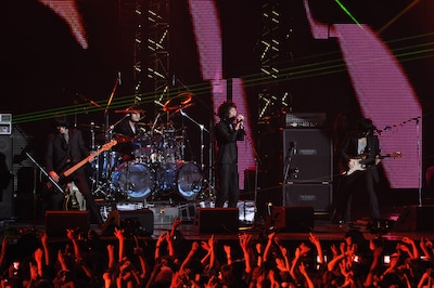 スーツ姿で登場した9mm Parabellum Bullet。機材トラブルに見舞われつつも、それを感じさせない堂々としたパフォーマンスを展開（写真提供MTV JAPAN）。