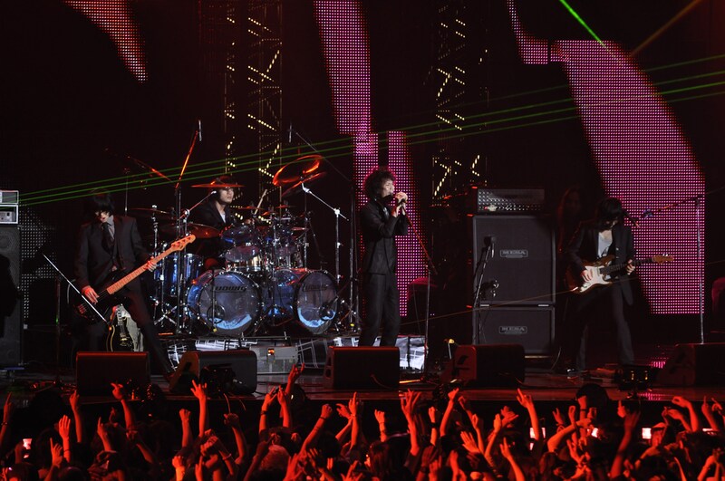 スーツ姿で登場した9mm Parabellum Bullet。機材トラブルに見舞われつつも、それを感じさせない堂々としたパフォーマンスを展開（写真提供MTV JAPAN）。