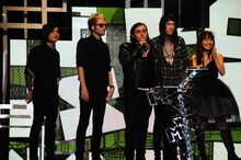 谷村奈南とMETRO STATION（写真提供MTV JAPAN）。