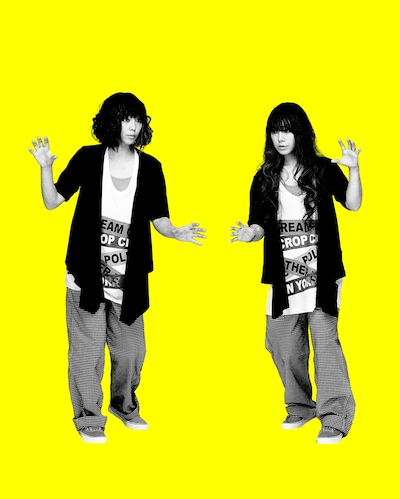 PUFFYは7月11日より全国ツアー「PUFFY TOUR 2009 Bring it!」を行うほか、全国各地の夏フェスにも出演。