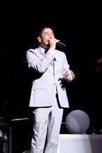 マッキーは代表曲「世界に一つだけの花」など、名曲を力強く熱唱。