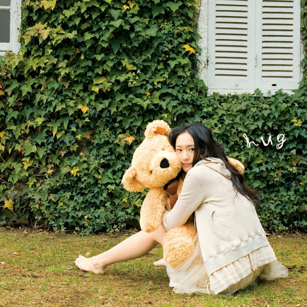 ガッキーがクマのぬいぐるみを抱きしめているのがアルバム「hug」初回限定盤Bジャケット。