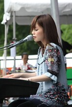 ステージに登場するとともに、「Yeah!!」とオーディエンスから大歓声で迎えられた川嶋あい。ワシントンやニューヨークでのライブを経て、J-カルチャーを愛する多くの人たちにその名前が浸透しつつあるようだ。