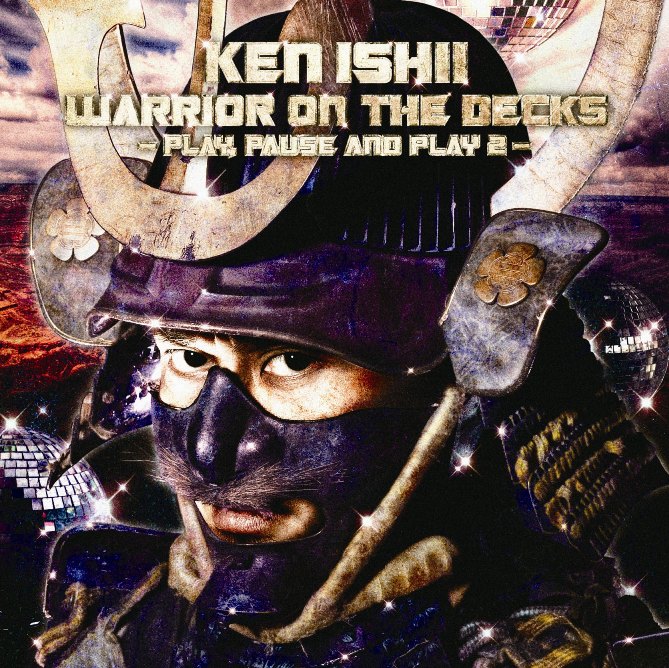 「WARRIOR ON THE DECKS ~PLAY,PAUSE AND PLAY 2~」のジャケットは鎧兜を身に着けたKEN ISHII。若い女性を中心に戦国武将ブームが巻き起こっている昨今だけに、武将萌えの人々からも注目を集めそうなデザインだ。