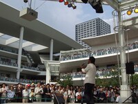 会場の隅々まで埋め尽くしたファンを前に熱唱するしげる。「上を向いて歩こう」を歌う場面では「川崎は坂本九さんの故郷。この地で坂本九さんの歌を歌わせていただくというのは、感慨深いものがあります」と語った。