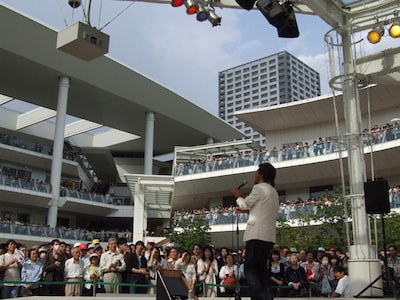 会場の隅々まで埋め尽くしたファンを前に熱唱するしげる。「上を向いて歩こう」を歌う場面では「川崎は坂本九さんの故郷。この地で坂本九さんの歌を歌わせていただくというのは、感慨深いものがあります」と語った。