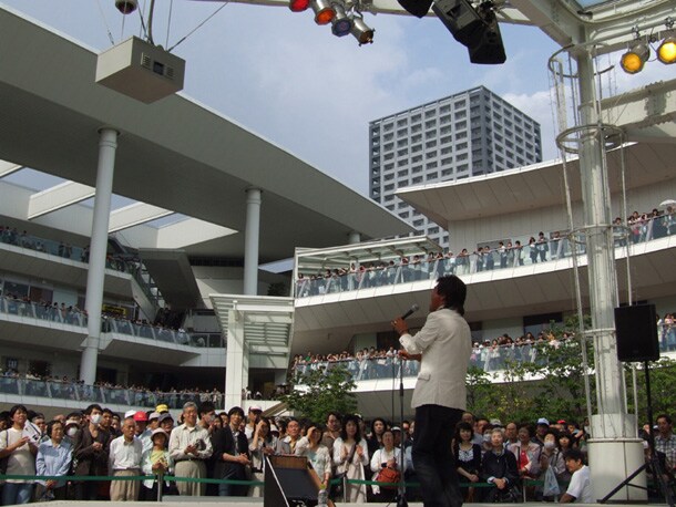 会場の隅々まで埋め尽くしたファンを前に熱唱するしげる。「上を向いて歩こう」を歌う場面では「川崎は坂本九さんの故郷。この地で坂本九さんの歌を歌わせていただくというのは、感慨深いものがあります」と語った。