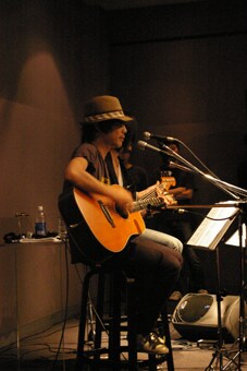 演奏された楽曲は「太陽のブルース」「夜汽車」「デルタ」の計3曲。すべて新作「魂のゆくえ」の収録曲という、ファンにたまらないイベントとなった。