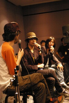 トークするくるりの2人。なおiTunes Cardは現在全国のApple Store（銀座、渋谷、札幌、仙台一番町、名古屋栄、心斎橋、福岡天神）で配布されているほか、全国ツアーの札幌公演、仙台公演およびリリース当日に行われる東京公演でも配布される。