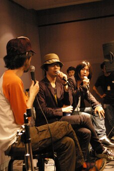 トークするくるりの2人。なおiTunes Cardは現在全国のApple Store（銀座、渋谷、札幌、仙台一番町、名古屋栄、心斎橋、福岡天神）で配布されているほか、全国ツアーの札幌公演、仙台公演およびリリース当日に行われる東京公演でも配布される。