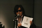 台湾公演の後、なぜか「X JAPANのメンバー全員のサインをもらった」というTOSHI。このサインはオフィシャルファンクラブサイト「Toshi NET」の会員から抽選で1名にプレゼントされる。
