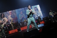 ハンドマイクで熱唱する民生。ソロライブでは絶対に見られない光景だ（写真は沖縄公演の様子）。