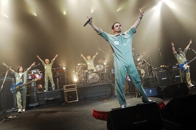 写真は「蘇える勤労」ツアーファイナルとなった沖縄公演の様子。幅広い層が熱狂したツアーの裏側を、このDVDで楽しんでみよう。